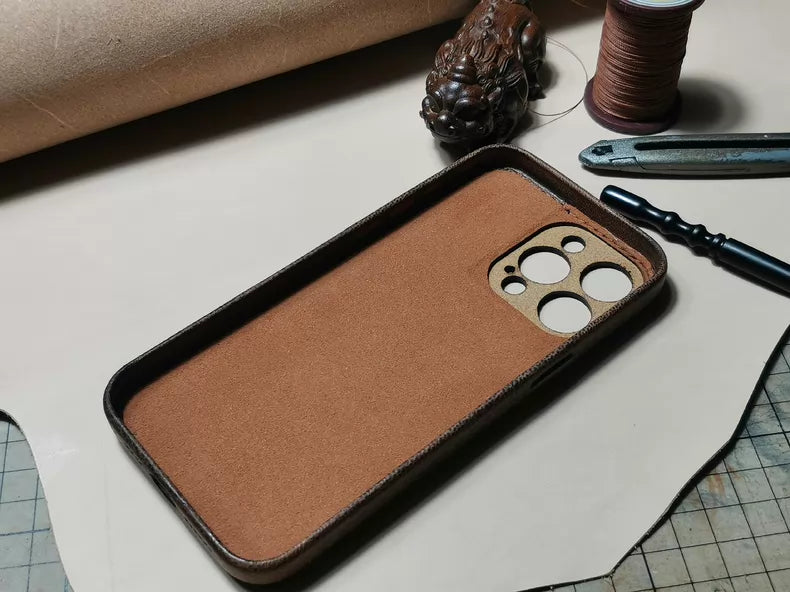Handcrafted Vegetable-Tanned Leather iPhone Case – Vintage Patina Edition